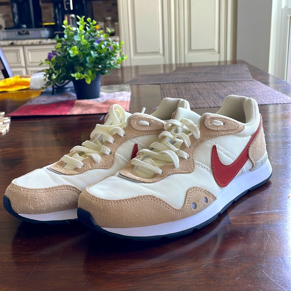 NIKE- RETRO “VENTURE RUNNER” SNEAKER